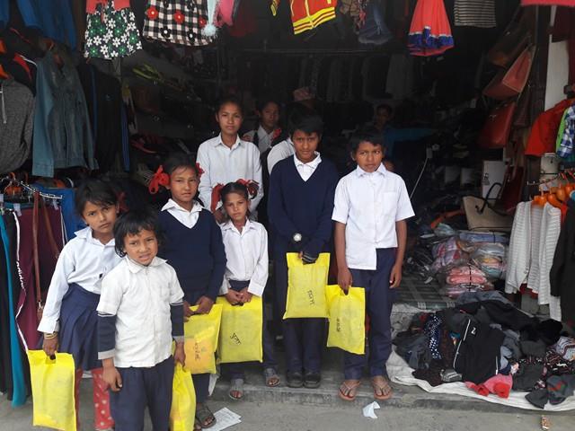 enfants nepal avec sac de chaussures